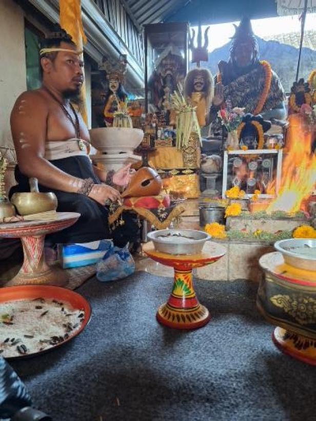Feuertaufe mit dem Idah Guru Bali: Wo sich Touristen mit Feuer und Wasser spirituell reinigen