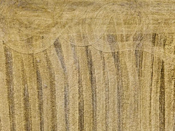Nahaufnahme einer sandfarbenen, gerillten Holzoberfläche.