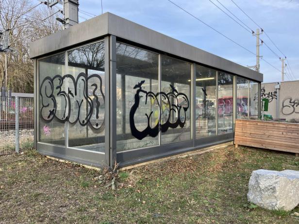 "Massive Sachbeschädigungen": Polizei sucht Graffiti-Sprayer in Purkersdorf