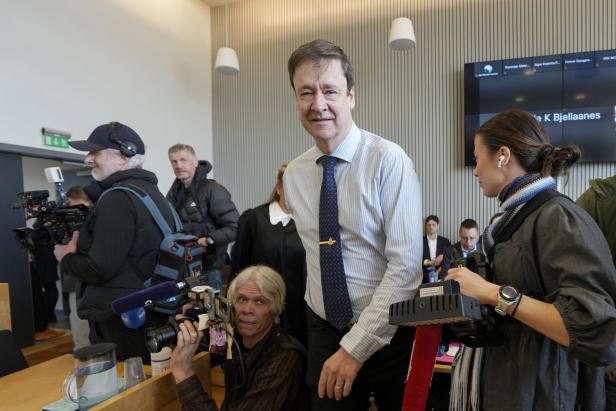 Gjert Ingebrigtsen wird von Kameraleuten umringt.