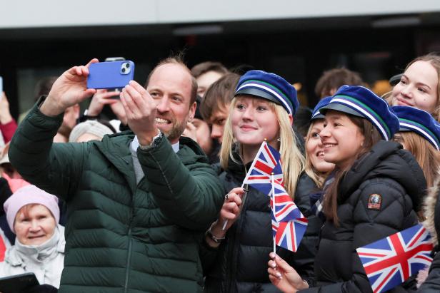 Prinz William schießt das Fan-Selfie gern selbst An diese alte Regel der Queen hält sich William eindeutig nicht mehr