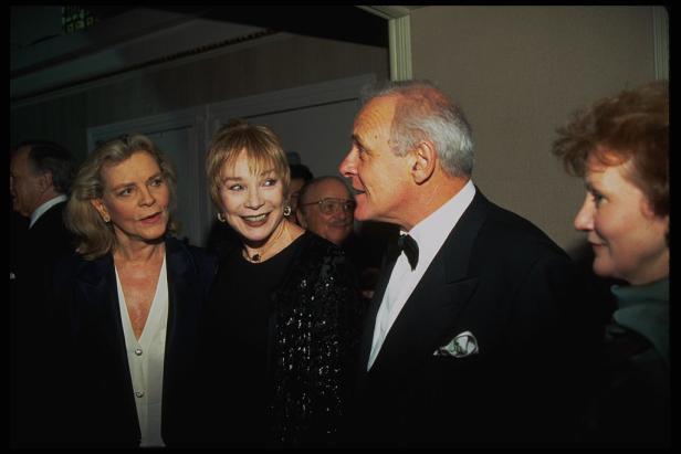 Lauren Bacall, Shirley MacLaine und Anthony Hopkins bei einer Veranstaltung.