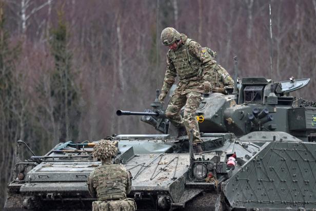 Prinz William auf einem Panzer An diese alte Regel der Queen hält sich William eindeutig nicht mehr