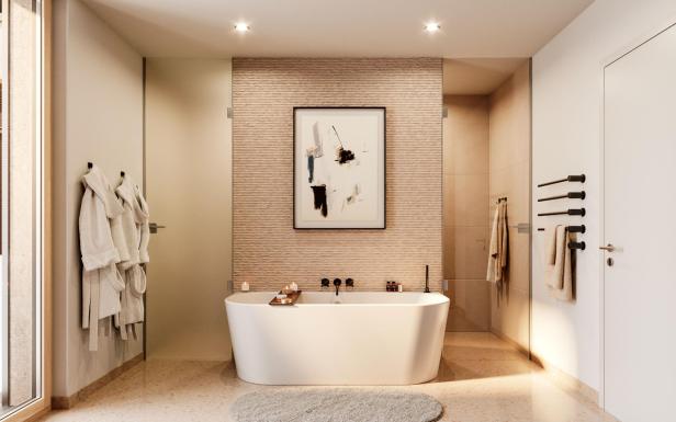 Ein hochwertig ausgestattetes Badezimmer in weiß 