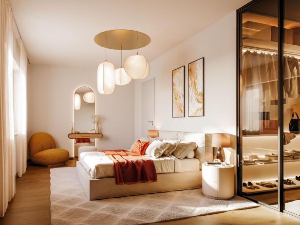 Ein lichtdurchflutetes Schlafzimmer in gold, weiß und rot. 