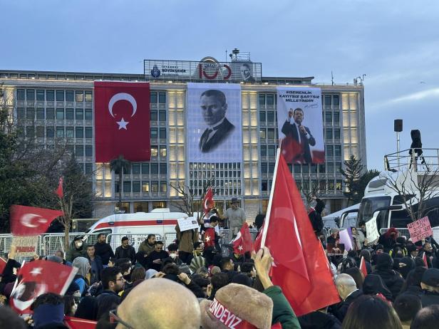 Eine Nacht im Istanbuler Tränengas: "Das hier ist größer als İmamoğlu"