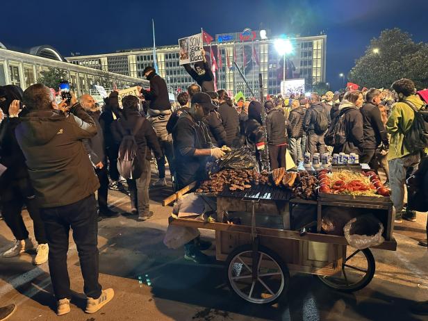 Eine Nacht im Istanbuler Tränengas: "Das hier ist größer als İmamoğlu"