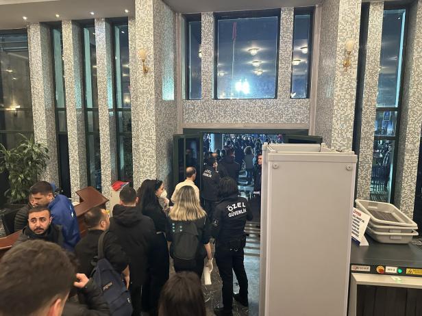 Eine Nacht im Istanbuler Tränengas: "Das hier ist größer als İmamoğlu"