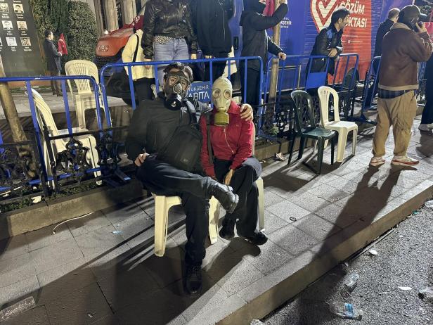 Eine Nacht im Istanbuler Tränengas: "Das hier ist größer als İmamoğlu"