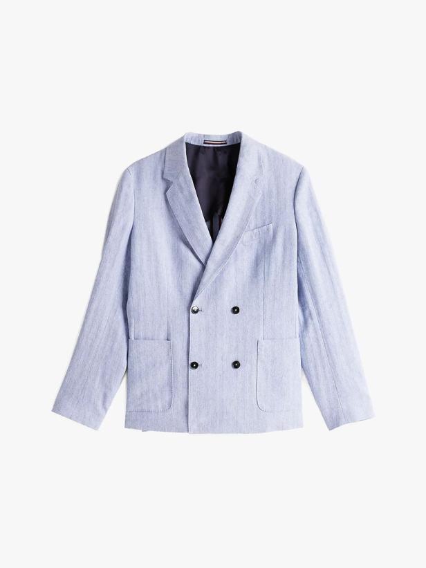 Ein hellblauer zweireihiger Blazer mit schwarzen Knöpfen vor einem weißen Hintergrund.