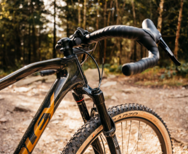 Nahaufnahme eines Gravelbikes der Marke Scott auf einem Waldweg.