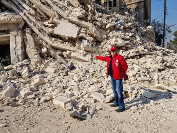 Krisenkoordinator Wolfgang Wedan, hier beim Einsatz in Aleppo 2022 Erdbeben in Myanmar: Über 10.000 Tote befürchtet, Teil-Waffenruhe der Rebellen