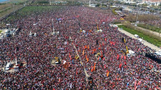 Hunderttausende fordern auf Istanbuls bisher größter Demo: "Tayyip, tritt zurück!"