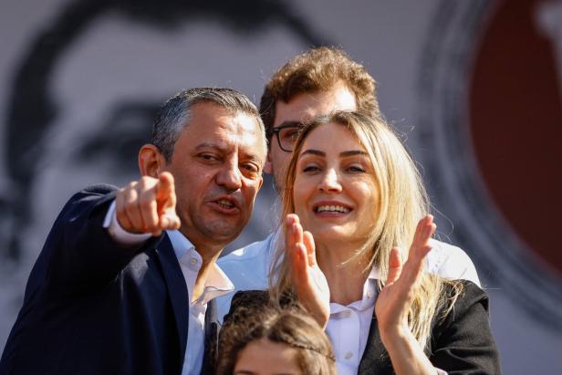 Hunderttausende fordern auf Istanbuls bisher größter Demo: "Tayyip, tritt zurück!"