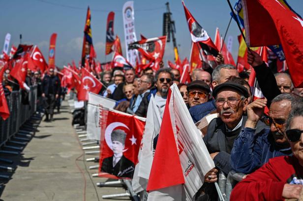 Hunderttausende fordern auf Istanbuls bisher größter Demo: "Tayyip, tritt zurück!"