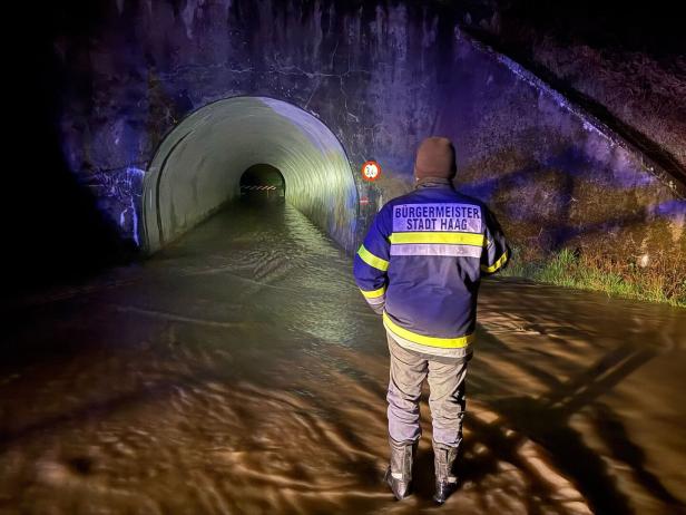 Starker Regen in NÖ: Keller überflutet, Straßen gesperrt, Verkehrsunfälle