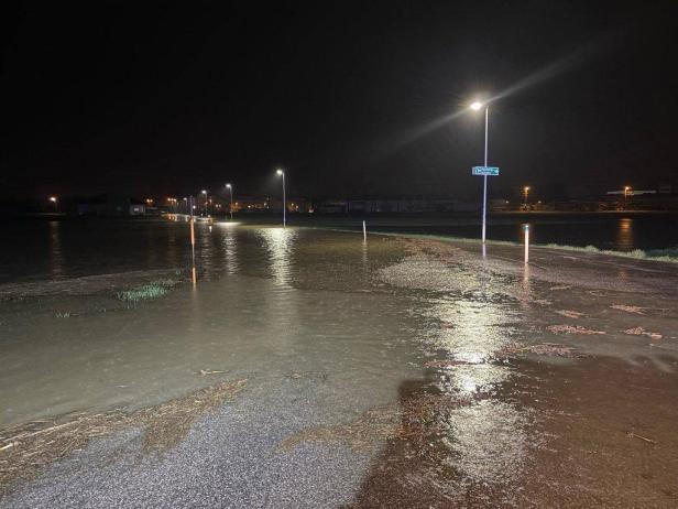 Starker Regen in NÖ: Keller überflutet, Straßen gesperrt, Verkehrsunfälle