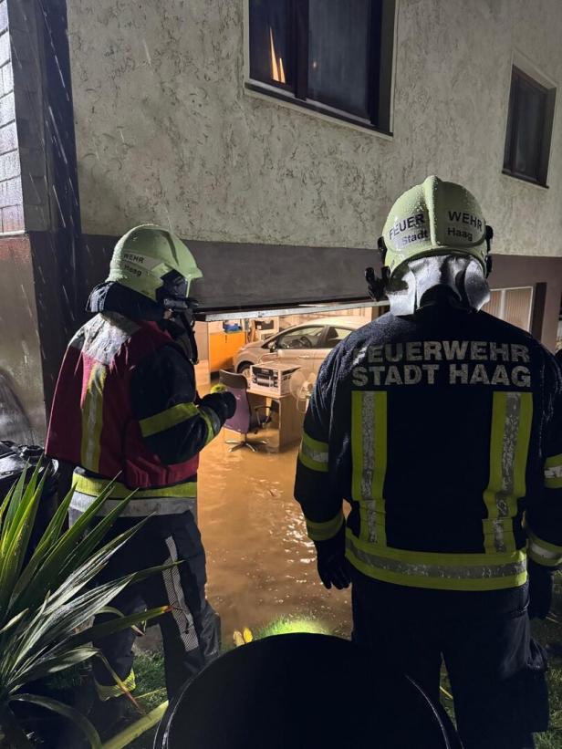 Starker Regen in NÖ: Keller überflutet, Straßen gesperrt, Verkehrsunfälle