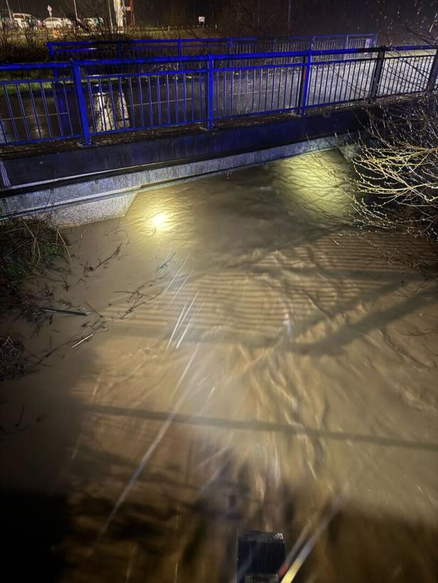 Starker Regen in NÖ: Keller überflutet, Straßen gesperrt, Verkehrsunfälle