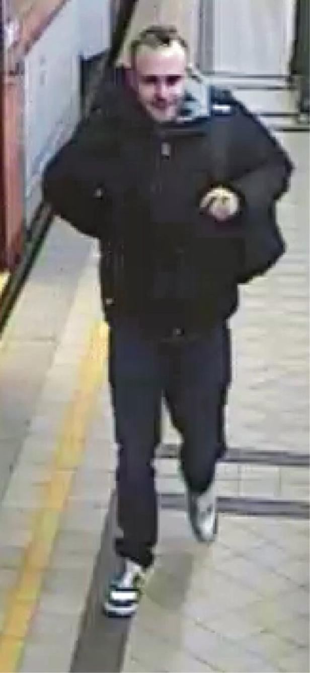 Bei diesem Mann soll es sich um den Aufpasser handeln Mann in U-Bahn beraubt: Fahndung nach Verdächtigen