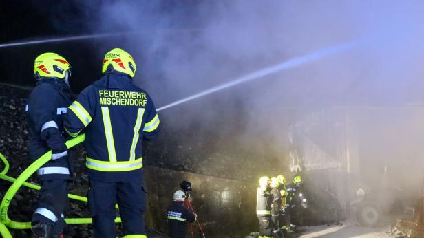 ++ HANDOUT ++ BURGENLAND: SCHUPPENBRAND IM BEZIRK OBERWART IM EINSATZ 100 Feuerwehrleute kämpften nachts gegen Vollbrand im Bezirk Oberwart