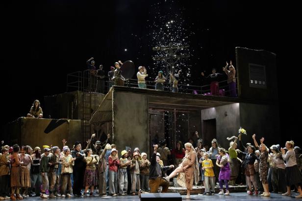 Janáček-Oper in Linz: Dieses „Füchslein“ wohnt in einer heruntergekommenen Gegend