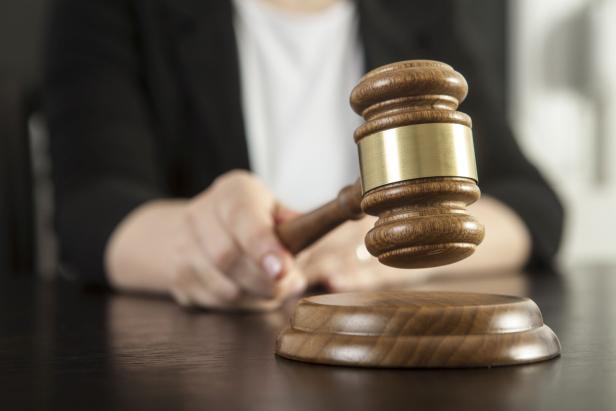 Gavel in woman hand Trendwende: Zahl der Zwangsversteigerungen steigt in Österreich