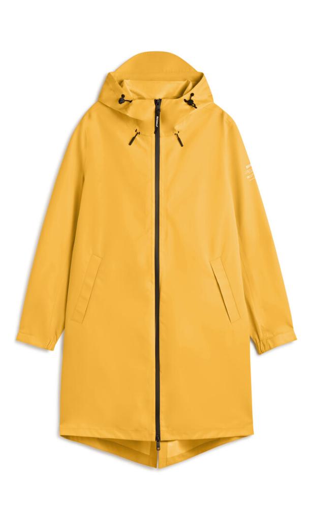 Eine gelbe Regenjacke mit Kapuze und Reißverschluss auf weißem Hintergrund.