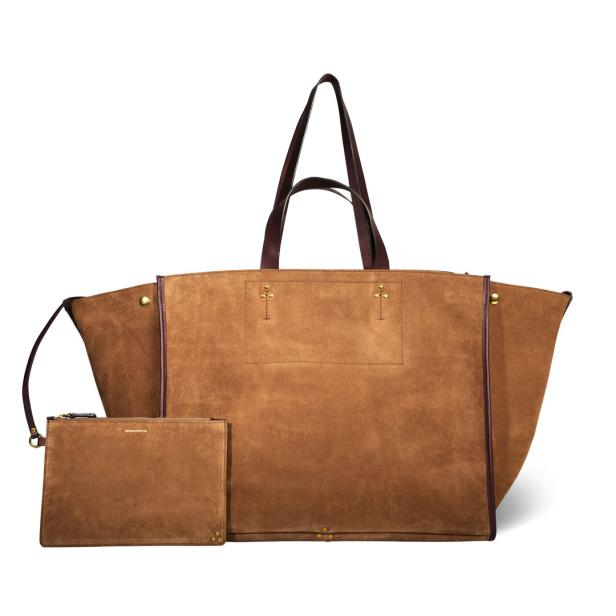 Eine große Wildledertasche mit braunen Henkeln und einer passenden kleinen Tasche.
