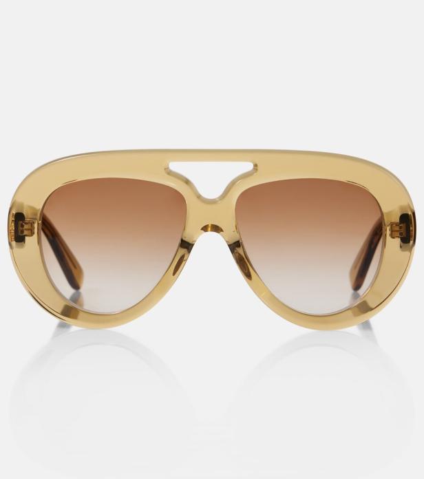 Eine goldfarbene Pilotenbrille mit braun getönten Gläsern.