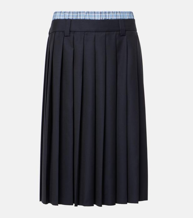 Ein marineblauer Faltenrock mit einem blau-weiß karierten Bund.