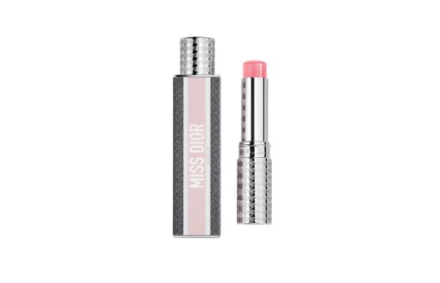 Ein „Miss Dior“ Lippenstift mit geöffneter Kappe.