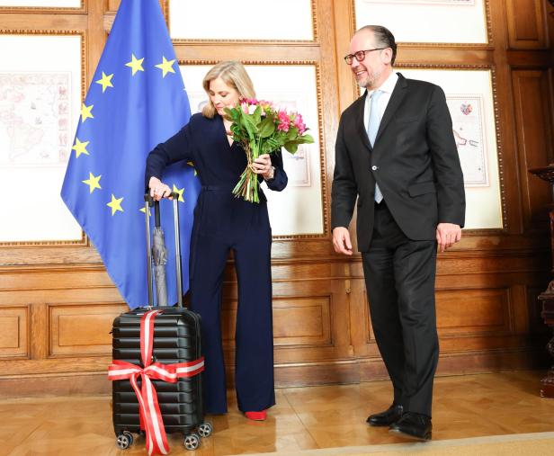 AMTSÜBERGABE VON BUNDESKANZLER A.D. SCHALLENBERG AN AUSSENMINISTERIN MEINL-REISINGER: MEINL-REISINGER/SCHALLENBERG