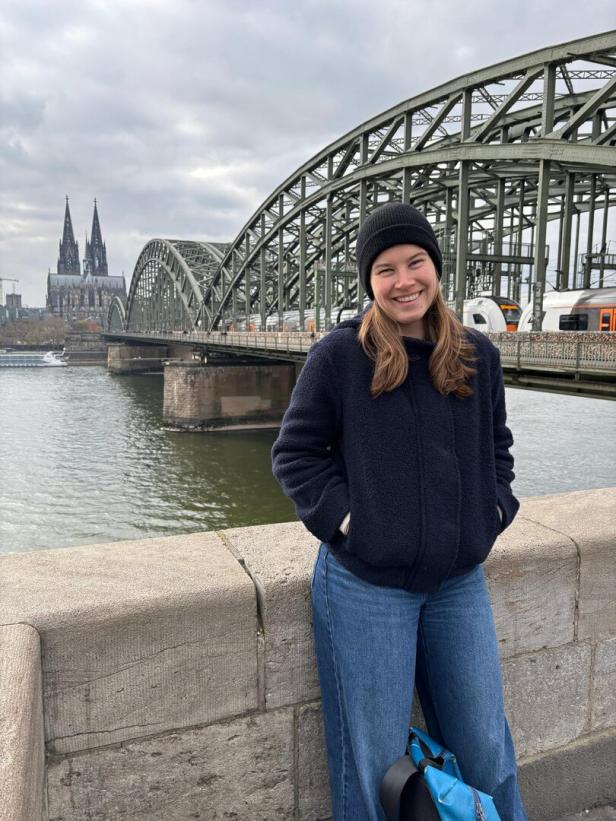 Im Hintergrund: Kölner Dom mit insgesamt 533 Stufen