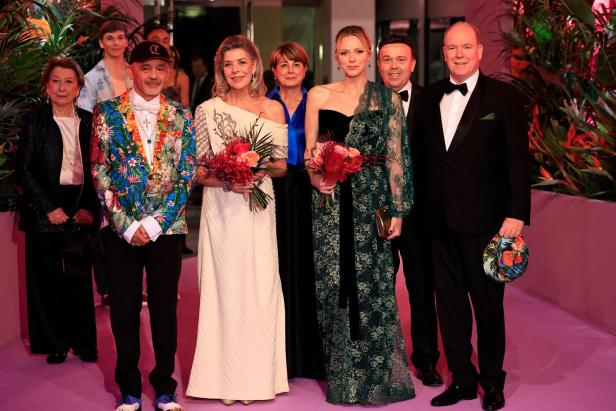 Fürst Albert II. und Fürstin Charlène von Monaco posieren mit Gästen bei einer Veranstaltung.