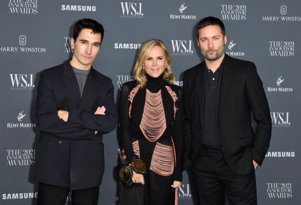 Tory Burch posiert mit zwei Männern bei den WSJ. Magazine 2021 Innovator Awards.