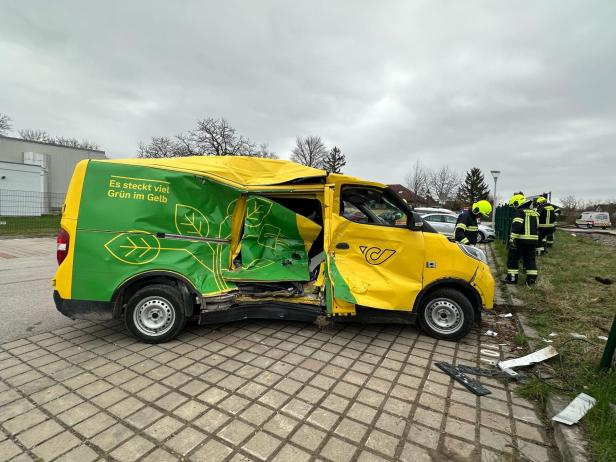 Postauto gegen Zug: Unfall legte Bahnverkehr in Bad Fischau-Brunn lahm