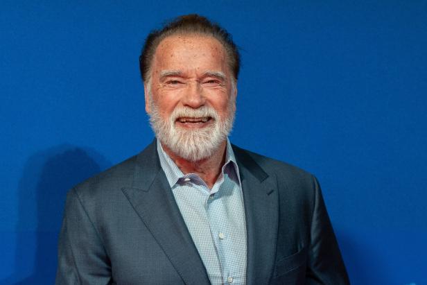 Arnold Schwarzenegger Arnold Schwarzenegger lacht in die Kamera