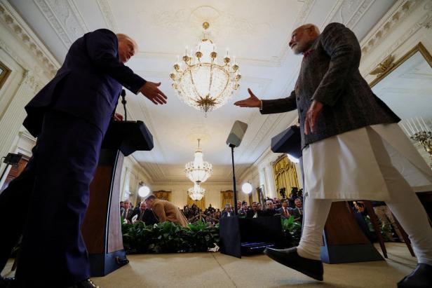 Modi besuchte Trump im Februar Trumps Zollkeule: Andere wehren sich, Indien geht in die Knie