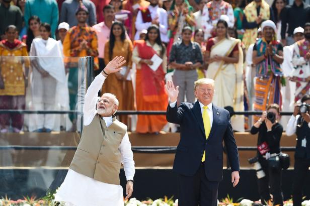 "Namaste Trump": Modi und Trump 2020 in Ahmedabad Trumps Zollkeule: Andere wehren sich, Indien geht in die Knie