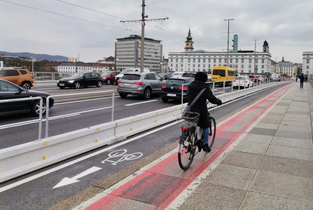 Nibelungenbrücke Linz Linzer Nibelungenbrücke: Wirtschaft begrüßt Aus für Radweg