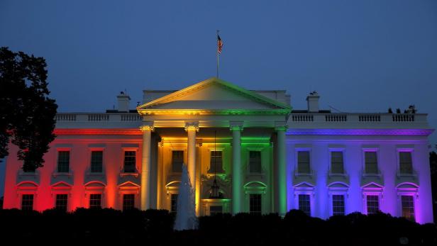 Das Weiße Haus ist nachts in Regenbogenfarben beleuchtet.