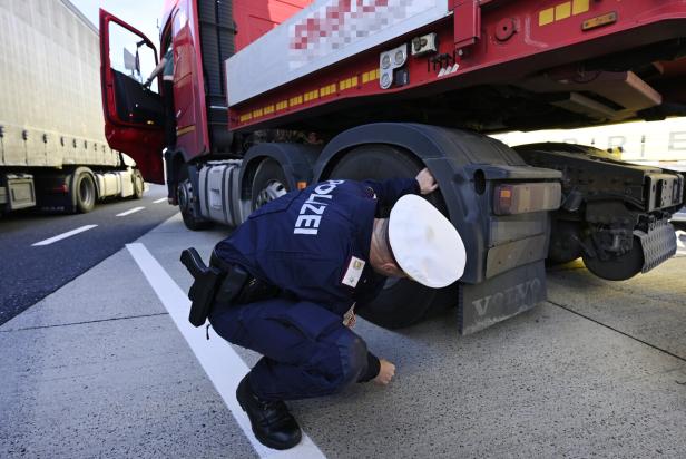 NIEDERÖSTERREICH: SCHWERPUNKTKONTROLLE "WINTERAUSRÜSTUNG FÜR LKW" AUF DER OSTAUTOBAHN (A4)
