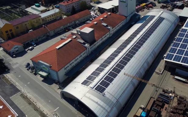 PV-Anlage der IKB auf der Remise der IVB Solarboom in Innsbruck: Strom für 15.000 Haushalte