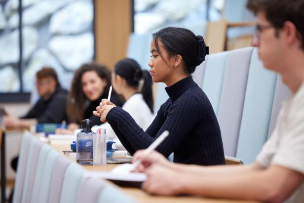 Studierende sitzen in einem Hörsaal.