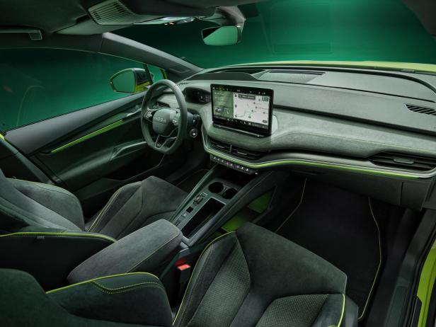 05skodaelroqrsdashboard.jpg