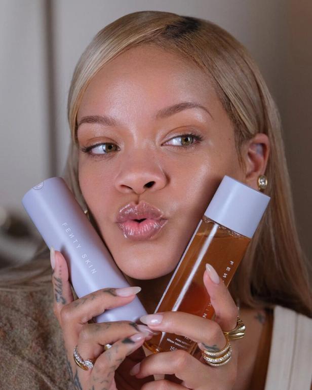 Rihanna präsentiert zwei Hautpflegeprodukte von Fenty Skin.