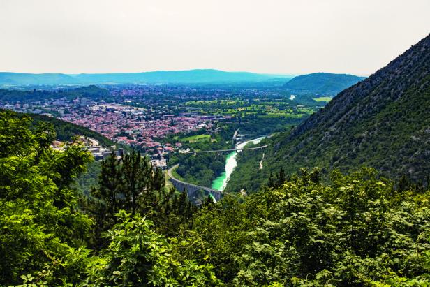 Die Soča (Isonzo) trennt nicht, sondern verbindet die zwei Städte am Fluss