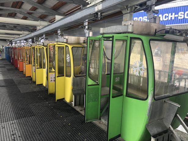 Die regenbogenbunten Kabinen der Fleißalm-Tunnelbahn in Heiligenblut