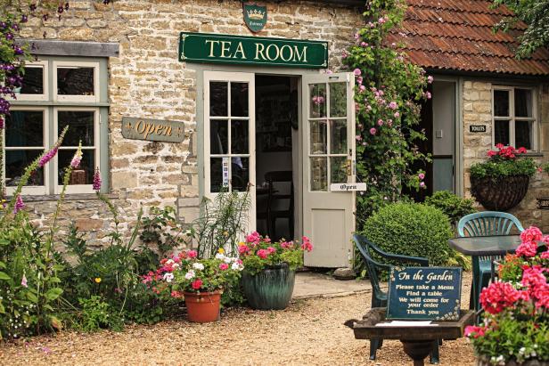 Tea Room in the Wiltshire village of Lacock, Wiltshire, UK Genießen wie die Briten: Was man über die Kultur des Teetrinkens wissen sollte